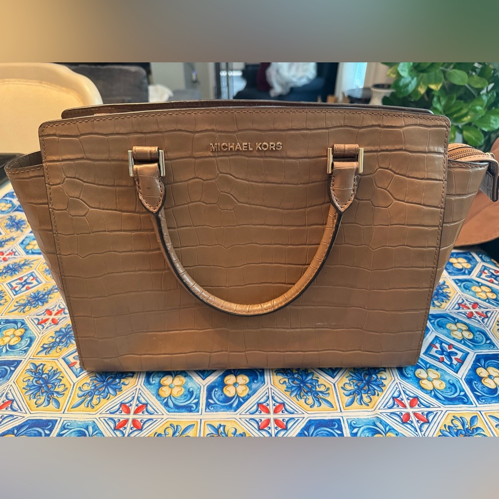 Like new. Good condition. Michael Kors. Selma Large Tote.